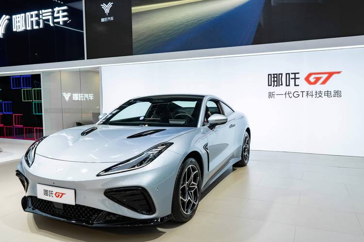 惠州85哪吒汽车在智能汽车领域的表现，领途汽车在新能源汽车市场中的影响力